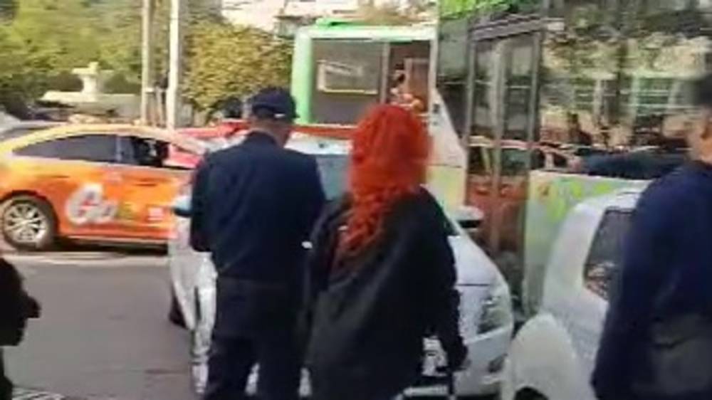 Еще одно видео с места аварии с участием электробус. Видео с места ДТП