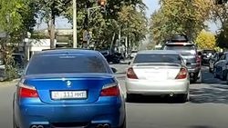 BMW M5 пересек двойную сплошную, проехал по встречке и проехал на красный. Видео BMW M5 пересек двойную сплошную, проехал по встречке и проехал на красный. Видео