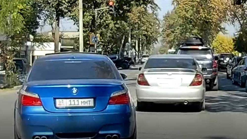 BMW M5 пересек двойную сплошную, проехал по встречке и проехал на красный. Видео
