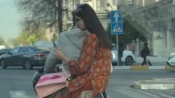 Опасная перевозка пассажиров на мопеде в Бишкеке. Фото Опасная перевозка пассажиров на мопеде в Бишкеке. Фото