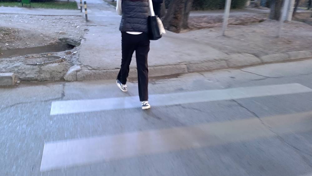 Зебра на Алматинке—Горького упирается в бордюр. Фото