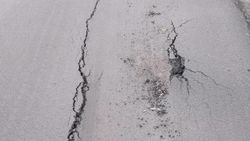 В жилмассиве Ынтымак провалился асфальт. Фото В жилмассиве Ынтымак провалился асфальт. Фото