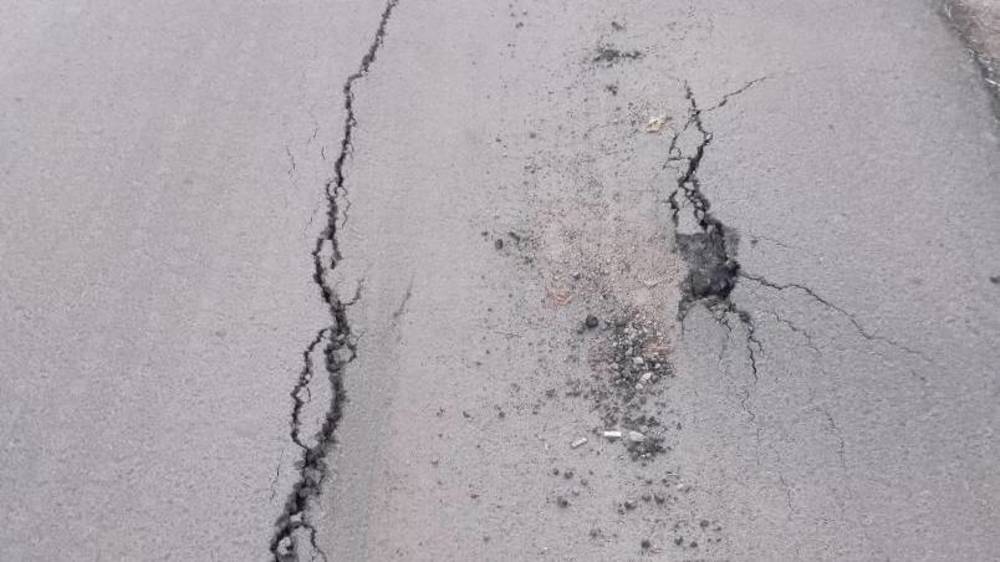 В жилмассиве Ынтымак провалился асфальт. Фото