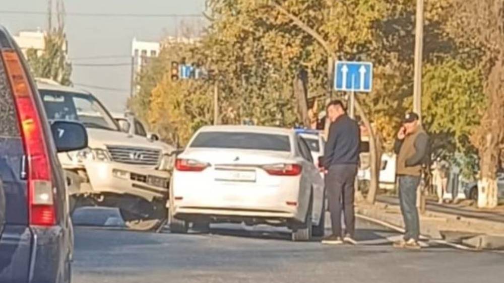 На Льва Толстого произошло ДТП, образовалась пробка. Фото