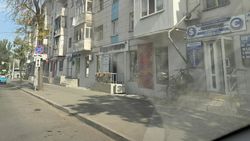 Остановку на Ибраимова очистили от припаркованных машин. Фото Остановку на Ибраимова очистили от припаркованных машин. Фото