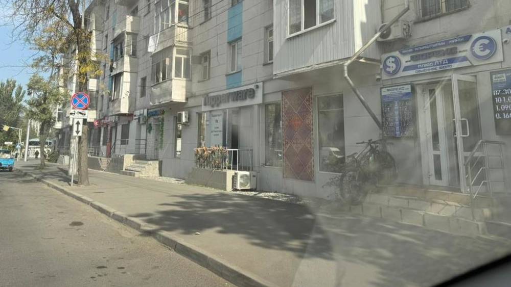 Остановку на Ибраимова очистили от припаркованных машин. Фото