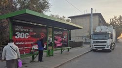 Грузовик стоит на остановке, мешая автобусам и пассажирам. Фото Грузовик стоит на остановке, мешая автобусам и пассажирам. Фото