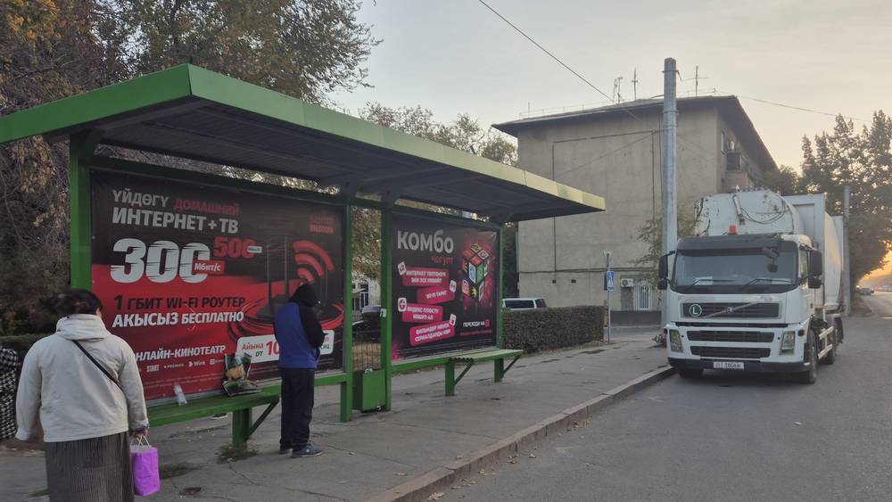 Грузовик стоит на остановке, мешая автобусам и пассажирам. Фото