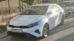 Тротуар или парковка? Горожанин просит установить железные стойки на Южной магистрали. Видео Тротуар или парковка? Горожанин просит установить железные стойки на Южной магистрали. Видео