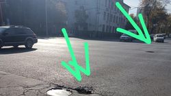 На Жибек Жолу образовались ямы. Фото На Жибек Жолу образовались ямы. Фото