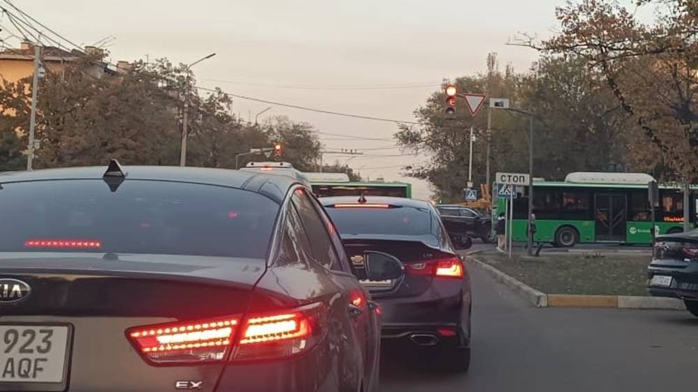 Огромная пробка на Салиевой. Фото