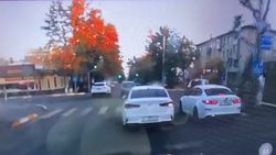 На Тоголок Молдо столкнулись две машины, поворачивающие на Киевскую. Видео На Тоголок Молдо столкнулись две машины, поворачивающие на Киевскую. Видео