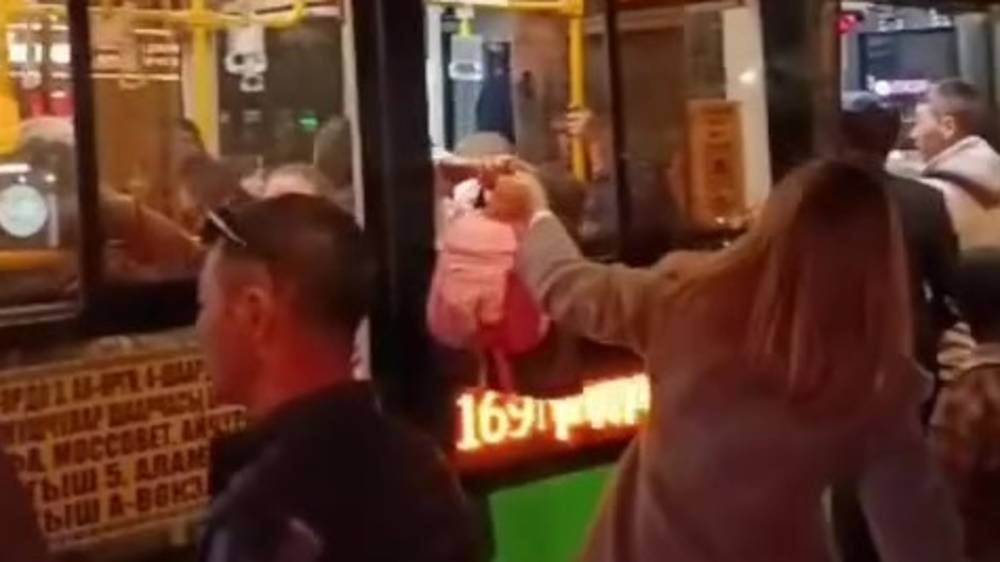 «Осталось только сесть на крышу». Горожане продолжают жаловаться на переполненные автобусы. Видео