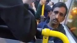 В автобусе мужчина пытается потрогать девушку за колено. Видео