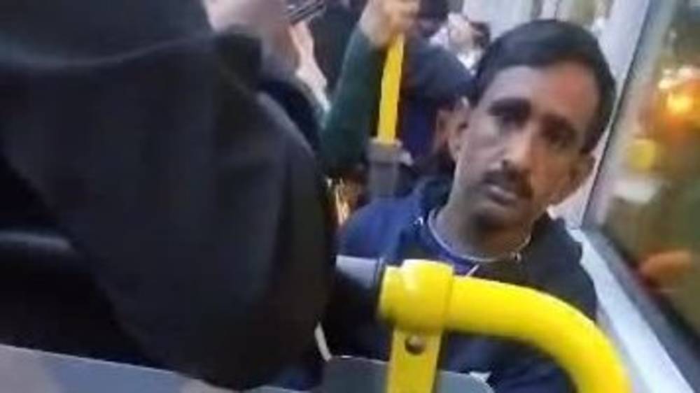 В автобусе мужчина пытается потрогать девушку за колено. Видео