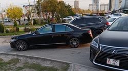 На тротуаре напротив ТЦ «Ала-Арча» устроили стоянку. Фото На тротуаре напротив ТЦ «Ала-Арча» устроили стоянку. Фото