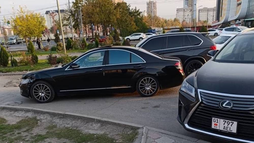 На тротуаре напротив ТЦ «Ала-Арча» устроили стоянку. Фото