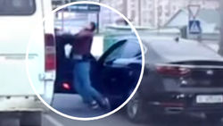 Драка на дороге. Водитель буса «бросил» водителя «Киа К7». Видео