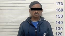 Иностранец пытался в автобусе потрогать девушку за колено. Его нашли и депортируют, - ГУВД Бишкека