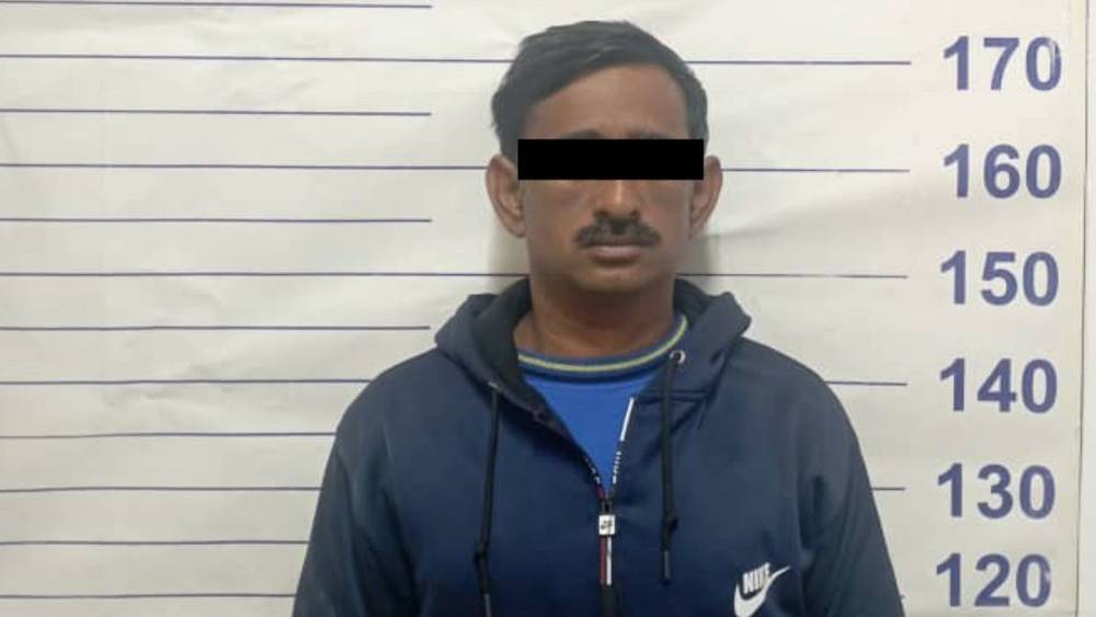 Иностранец пытался в автобусе потрогать девушку за колено. Его нашли и депортируют, - ГУВД Бишкека