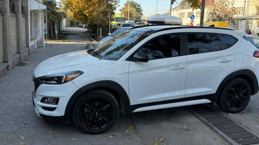 «Хендай» стоит на тротуаре на Абдрахманова. Фото и видео