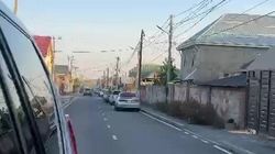 В Кок-Жаре отремонтировали дорогу, но одна полоса превратилась в парковку. Видео В Кок-Жаре отремонтировали дорогу, но одна полоса превратилась в парковку. Видео