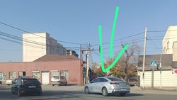 Легковушка поворачивает со второго ряда. Фото Легковушка поворачивает со второго ряда. Фото