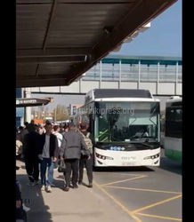 Водители автобусов продолжают останавливаться в начале остановки, создавая затор. Видео Водители автобусов продолжают останавливаться в начале остановки, создавая затор. Видео