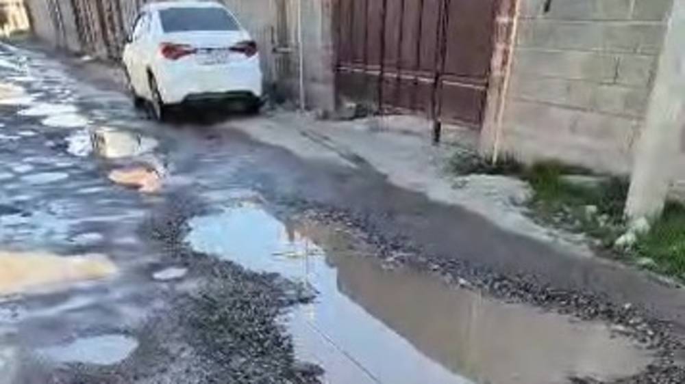 В Новопавловке прорвало трубу и затопило всю улицу. Видео