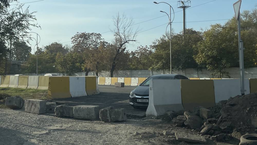 На Фучика заблокировали заезд к четырем домам. Фото