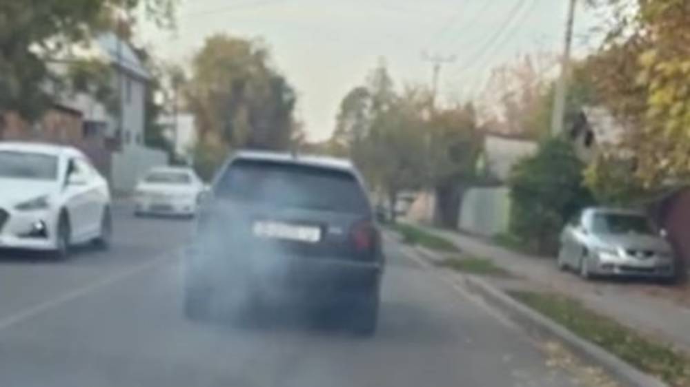 «Гольф» сильно дымит. Видео горожанина
