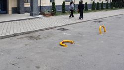 У здания Госагентства по управлению госимуществом установили ограничители парковки. Законно ли? Фото горожанина