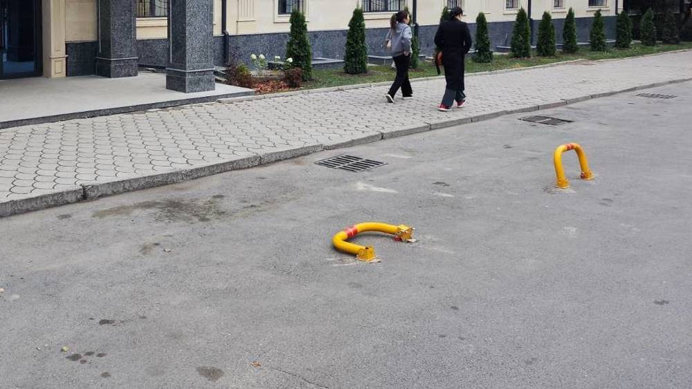 У здания Госагентства по управлению госимуществом установили ограничители парковки. Законно ли? Фото горожанина