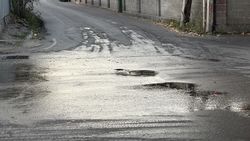 На ул.Джамгерчинова прорыв трубы. Фото