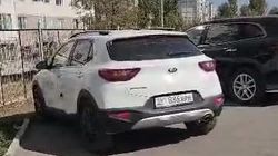 На территории школы в Тунгуче паркуют машины. Видео