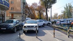 Тротуар на Айтматова снова превратили в парковку. Фото