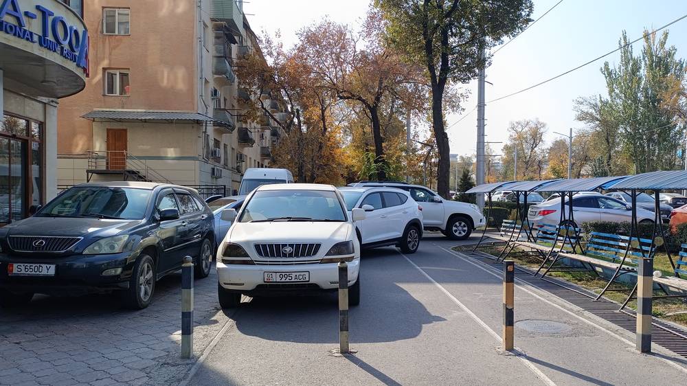 Тротуар на Айтматова снова превратили в парковку. Фото
