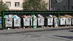 Мусорка в 12 мкр переполнена. Фото