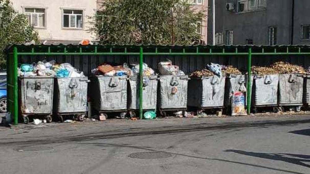Мусорка в 12 мкр переполнена. Фото