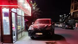 Lexus LX570 стоит на тротуаре в Кок-Жаре. Фото