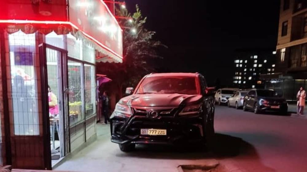 Lexus LX570 стоит на тротуаре в Кок-Жаре. Фото