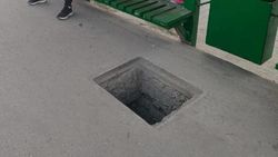 Опасная яма на остановке БЧК. Фото
