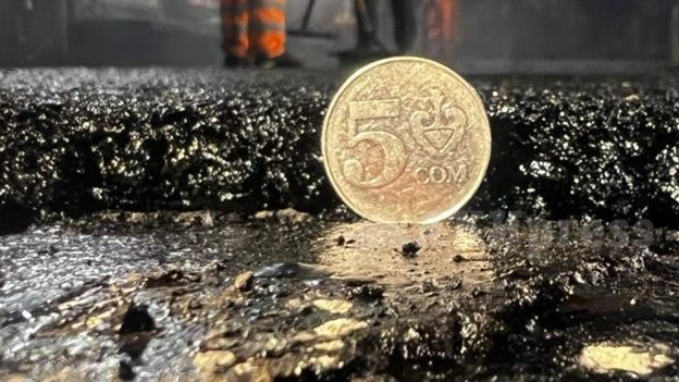 Тонкий слой асфальта, уложенный по новой технологии на Чуй-Фучика