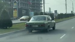 «Мерседес» сильно дымит. Видео