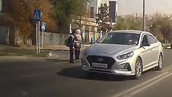 «Соната» не пропустили школьников на «зебре». Видео