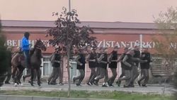 Мужчина верхом на лошади по тротуару на Южной магистрали. Фото