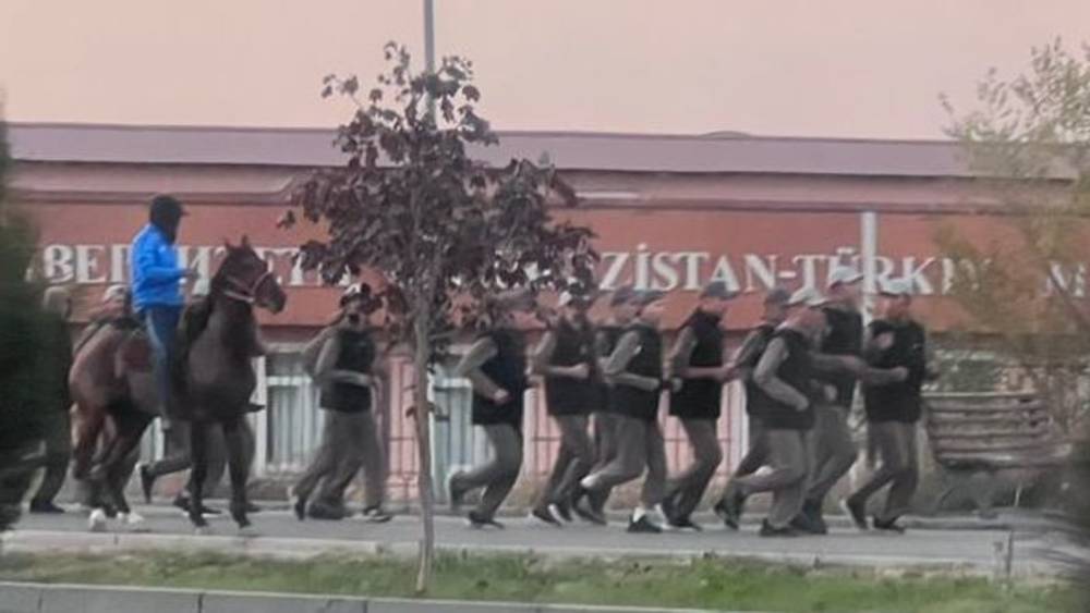 Мужчина верхом на лошади по тротуару на Южной магистрали. Фото