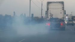 Тягач Scania сильно дымит. Фото