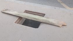 На остановке на Горького нет решетки ливнеприемника. Фото