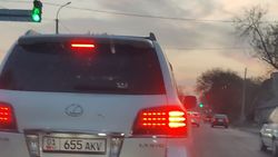 Машины продолжают поворачивать со Льва Толстого на Панфилова, нарушая ПДД. Видео